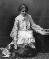 Helen en compagnie de son chien lit un livre