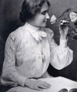 Helen profite du parfum d'une fleur